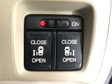 【両側パワースライドドア】両側がパワースライドドアになっており、運転席のスイッチやスマートキーでも開閉が可能です!開口部も広いので乗り降りも楽々♪