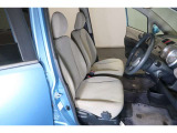 すわり心地の良い運転席・助手席です。長時間のドライブの疲れ軽減に貢献します。どうぞ快適なドライブを♪