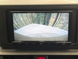 【バックカメラ】駐車時に後方がリアルタイム映像で確認できます。大型商業施設や立体駐車場での駐車時や、夜間のバック時に大活躍!運転スキルに関わらず、今や必須となった装備のひとつです!