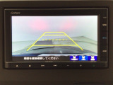 【バックカメラ】運転が苦手な方も車庫入れラクラクです!ギアをリバースに入れれば自動的に切り換わりますので、面倒な操作は不要です♪狭い駐車場もお車を傷つけず安心ですね!
