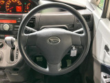 インテリアに合わせたデザインのステアリングは、運転される方のことも考え、運転しやすい形状、大きさです。是非一度、実際に触ってお確かめください。