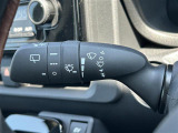 【オートワイパー(AUTO)】雨が降り出した時に、雨滴検出用センサー(レインセンサー)が雨滴を感知すると、自動でワイパーが動作します。