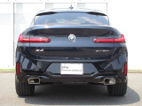 L字型の特徴的なテールランプが、後のドライバーへBMWを印象付けます。