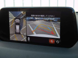 360°ビューモニターでは、両サイドとフロント、バックカメラの合成で、あたかも上空から見下ろした様に周囲を確認して頂けます。駐車場だけでなく、T字路等でも活躍のアイテムです!
