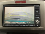 バックでの車庫入れも安心です! リアカメラが付いているバックモニター付のHDDナビを装備しております。操作線もついており距離感も画面から確認できます。