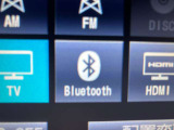 Bluetoothオーディオ対応可。お持ちのスマホやiPodなどとBluetooth接続して外部機器内の音楽などを車内で楽しめます。