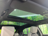 【パノラマルーフ】大型のガラスルーフ搭載で車内の解放感が一気にアップ!開放的なドライブをお楽しみいただけます。