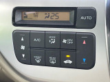 【オートエアコン】一度お好みの温度に設定すれば、車内の温度を検知し風量や温度を自動で調整。暑い…寒い…と何度もスイッチ操作をする必要はありません。快適な車内空間には必須の機能ですね♪