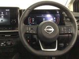 【ハンドル】運転にかかわる様々な操作を安全に行えるように視点移動が少なく操作性に配慮されたスイッチ類が凝縮されたコックピットです。