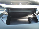 運転席の目の前にも収納があり、USBソケットもついております。