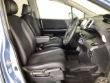 女性でも運転がしやすいように、シートの高さ調整機能(シートリフター)がついています。運転席と助手席の間が空いている為、助手席側への移動がスムーズです。交通量の多い道でも助手席側から乗り降りができます。
