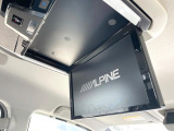 【フリップダウンモニター】家族や友人とお出かけする機会が多い方に大人気のフリップダウンモニター!大画面モニターで車内はエンタメ空間!退屈しがちな長距離ドライブも楽しい時間に変わります!