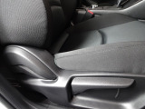 運転席にはドライバーの体型や好みに応じて前後方向だけでなく、高さの調整ができるシートリフターを装備!