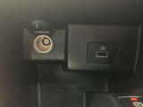 シュガーソケット・USB充電口がついているので様々な電子機器の充電に対応できます!充電を気にしなくていいのでロングドライブの際にストレスレス!
