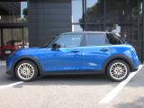 MINIのサイドビューは、ロングホイールべースとショートオーバーハングが特徴。ボディの四隅にタイヤを配置し、小回りがよく効きます。