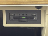 【ETC】有料道路を利用する際に料金所で停止することなく通過できる、ETC車載器(ノンストップ自動料金収受システム機器)が装備されています。セットアップを行うことで利用可能になります。