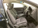 女性でも運転がしやすいように、シートの高さ調整機能(シートリフター)がついています。広い足元にゆったり座れるシートには肘掛も装備しており長距離の運転でも疲れにくいシートです。