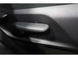 ドライバーシートの高さは調整機能もついておりますので、小柄な方でも運転しやすい姿勢に合わせられます。