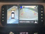 前後左右4つのカメラで、上から見たような映像をお届け、駐車時も安心、アラウンドビューモニター付(肉眼では確認し辛い左前の映像に切り替えることも可能です)。