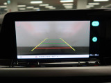 ギアをリバースに入れると車両後方の映像を映し出します。画面にはガイドラインが表示され、車庫入れや縦列駐車などの際に安全確認をサポートします。