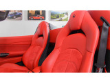 内装色はRosso Ferrari。外装の黒に赤色で統一された内装は屋根を開け放った際は注目されます。
