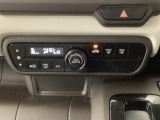 オートエアコンで、毎日のドライブを快適に。温度、風量を自動で調整し、理想的な車内環境を提供します。
