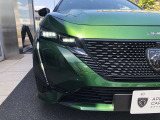 マトリックステクノロジーにより薄型化されたLEDヘッドライトは、LEDデイライトと立体的造形で融合し、質感の高いフロントフェイスを創りあげている。