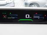 お車のスピードや車両の異常や注意喚起などを表示するメーターパネルは発光表示タイプで昼夜いつでも見やすいです。