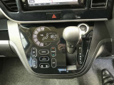オートエアコンですので温度の調整をしてAUTOボタンを押すだけで自動で風量などを調整してくれます♪