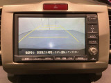 バックでの車庫入れも安心です! リアカメラが付いているバックモニター付のナビを装備しております。操作線もついており距離感も画面から確認できます。
