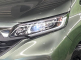 【LEDヘッドライト】悪天候や夜間走行時も良好な視界を確保し安心して運転できる高輝度LEDヘッドライトを装備!点灯速度が早く、消費電力も抑えられています。