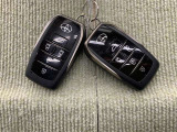 手荷物が多いときでも、スマートキーをバッグやポケットに携帯していれば、キーを取り出すことなくドアの解錠・施錠ができます