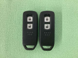 スマートキーを装備しています。鍵を差し込むことなくドアロックの開け閉めと、スタートボタン操作でのエンジンスタートができます。スペアキーも同じものを用意しております。