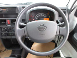 運転が楽しくなる明るく開放的な運転席まわりです。