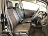 広い足元にゆったり座れるシートには肘掛けも装備しており長距離の運転でも疲れにくくなってます。女性でも運転がしやすいように、シートの高さ調整機能(シートリフター)がついています。