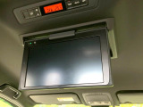 【フリップダウンモニター】大画面モニターで後席でもエンタメをお楽しみいただけます。小さなお子様にも大人気の装備です♪