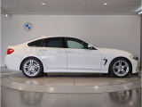 【BMWの伝統-3】BMWのお車は、“駆け抜ける歓び”を体現しております。走行の安定性とコーナリングの良さを追求し、思い通りにハンドルの操作可能です。