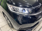 【LEDヘッドライト】悪天候や夜間走行時も良好な視界を確保し安心して運転できる高輝度LEDヘッドライトを装備!点灯速度が早く、消費電力も抑えられています。