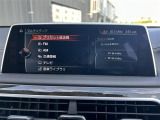 マットブラックにホワイトのLIBERALAのロゴの建物と看板が目印です。