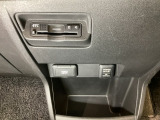 エアコンパネルの下にETCがついています。高速道路の料金所の通過も楽々です!その下にはアクセサリーソケットも付いてます。アクセサリーソケットはUSBのアダプターなどをつければ、スマホの充電にも使えます