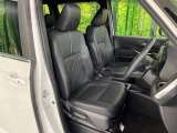 運転席まわりには十分なスペースがあり、大柄な方でもゆったり運転していただける環境です。