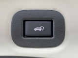 【パワーバックドア】スマートキーや運転席のボタンを押すだけでリアゲートが自動で開閉します!荷物を持っている時や、高い位置にあるバックドアを閉める際に便利な機能です♪