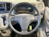 インテリアに合わせたデザインのステアリングは、運転される方のことも考え、運転しやすい形状、大きさです。是非一度、実際に触ってお確かめください。