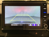 バックでの車庫入れも安心です! リアカメラが付いているバックモニター付のナビを装備しております。操作線もついており距離感も画面から確認できます。
