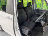 運転席まわりには十分なスペースがあり、大柄な方でもゆったり運転していただける環境です。