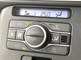 【オートエアコン】一度お好みの温度に設定すれば、車内の温度を検知し風量や温度を自動で調整。暑い…寒い…と何度もスイッチ操作をする必要はありません。快適な車内空間には必須の機能ですね♪