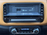 写真の場所にCD/DVDを挿入し、再生することができます。また、SDカードを使ってのCD録音も可能です!好きな音楽を聴きながら日々の疲れを癒し、家族で思い出に残るドライブを♪