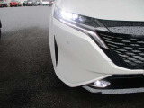 『LEDヘッドライト』通常のハロゲンライトに対して発光部分の発熱を抑えることで省電力につながる技術です。デザイン性も自由度が高いため、今後クルマのヘッドライトはLEDが主流になります☆
