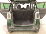 開口部も広く荷物の積み下ろしもしやすいお車となっております。シートの背もたれは5:5の割合で分割して可倒できるので、長いお荷物などを載せることもできます。