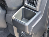 こちらは運転席側のドリンクホルダーです。